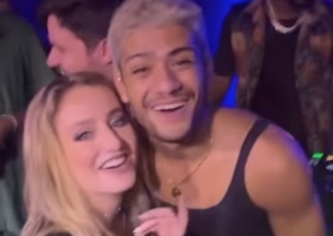 Gabriel Santana e Bruna Griphao são vistos aos beijos em festa com ex-BBBs 