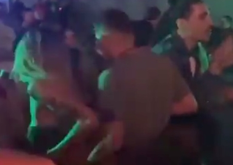 Casal é flagrado fazendo sexo em festa universitária lotada; vídeo