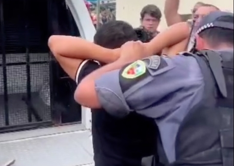 Trio é preso por jogar bomba de catolé em professores durante manifestação em Manaus; vídeo