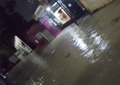 Manaus registra 13 ocorrências durante temporal e entra em alto risco de inundação