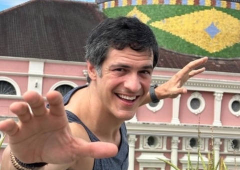 Mateus Solano posa com Teatro Amazonas ao fundo em passeio a Manaus