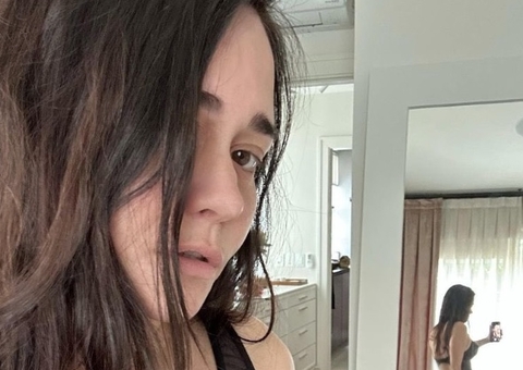 Alessandra Negrini sensualiza de lingerie em espelho e agita web 