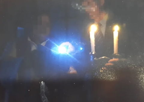 Noivos que casaram à luz de velas após 14 horas sem energia serão indenizados