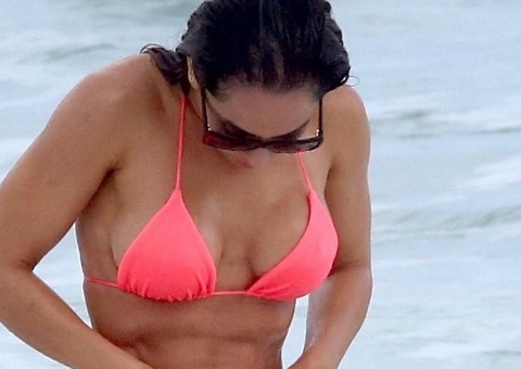 Mulher Melão deixa escapar parte íntima durante 'ajeitadinha' na praia