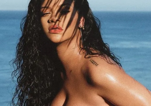 Nua, Rihanna aparece poderosa com barrigão de gravidez