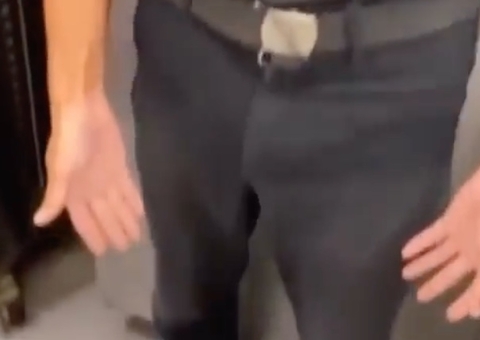 Funcionário diz ter feito xixi nas calças por não poder sair de quiosque do Burger King; vídeo