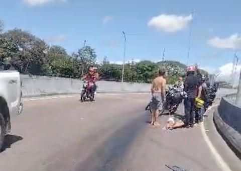 Vídeo: Motociclista desliza em pista suja de óleo em viaduto de Manaus