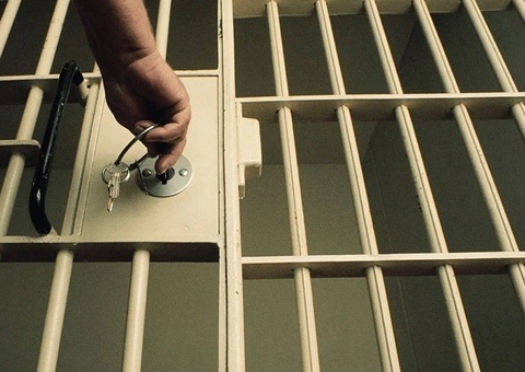 Preso com pena inferior a cinco anos tem direito a indulto natalino