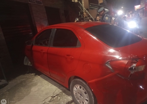 Dupla rouba carro e durante fuga destrói banca de frutas em Manaus