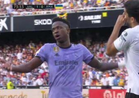 Postura do Real em casos de racismo irrita estafe de Vini Jr. e jogadores