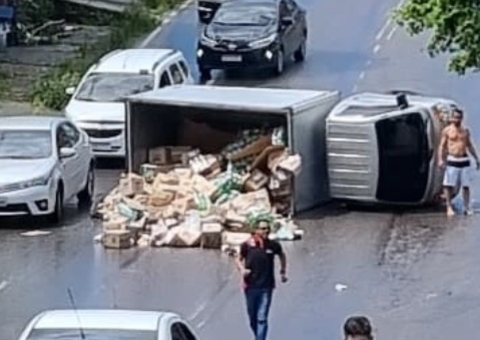Caminhonete capota e fica atravessada em avenida de Manaus