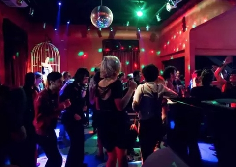 Homem é expulso de casa de swing por usar celular perde indenização