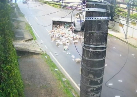 Vídeo mostra momento em que caminhonete capota em avenida de Manaus