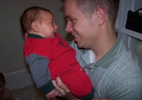 Casal faz teste de DNA por brincadeira e descobre que filho mais novo é de outro pai