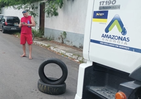Moradores bloqueiam ruas em protesto contra novos medidores de energia em Manaus