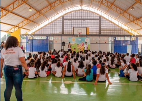 Circuito Cultural leva teatro e oficinas de pintura para alunos de Manaus