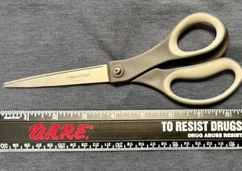 Detento esconde tesoura de 20cm no ânus para contrabandear na prisão