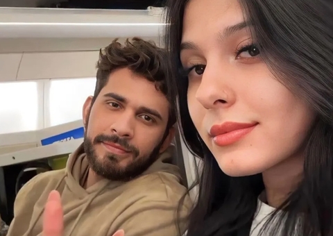 Gustavo Mioto e Ana Castela desembarcam de mãos dadas em Portugal