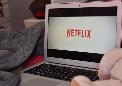 Netflix vai cobrar de quem emprestar a própria senha para outra casa no Brasil