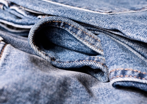 Homem é preso por furto após sair de loja vestindo cinco calças jeans