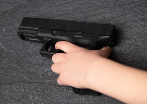 Adolescente de 13 anos mata amigo com tiro acidental ao brincar com arma do pai