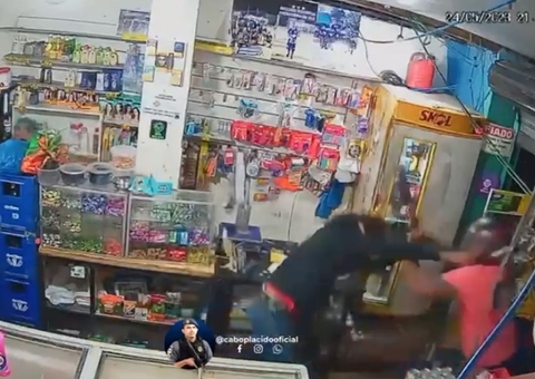 Vídeo: Mão de homem é decepada e rosto fica pendurado após levar terçadadas em Manaus