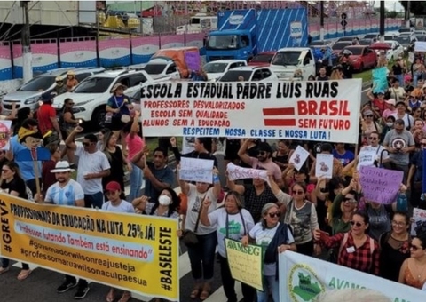 Professores fecham trecho da Av. Brasil em protesto e trânsito fica caótico