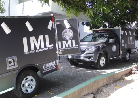 Mulher mata marido a facadas na frente da filha após crise de ciúmes