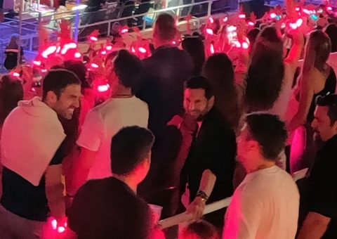 Messi troca premiação por show do Coldplay e é ovacionado; vídeo