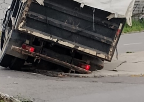 Caçamba é engolida por cratera ao fazer retorno em avenida de Manaus