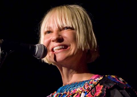 Cantora Sia revela que foi diagnosticada com autismo