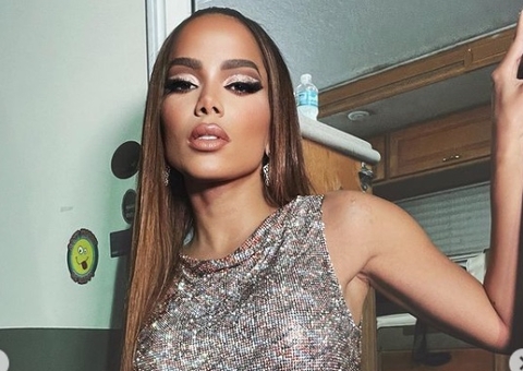 Anitta revela motivo de ter abandonado a igreja católica 