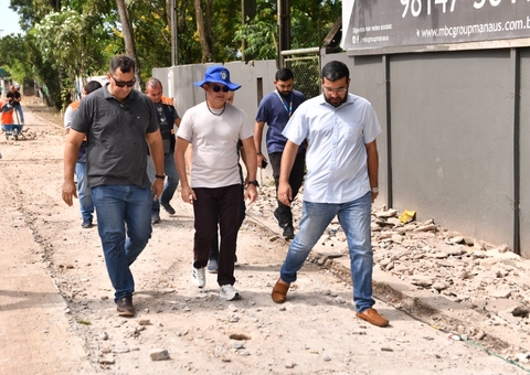 David Almeida vistoria obras de ciclovia na Ponta Negra