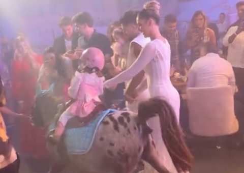 Pônei faz cocô ao entrar com filha de Virginia e Zé Felipe em aniversário de luxo