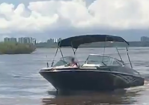 Criança é flagrada pilotando lancha na Praia da Lua em Manaus 