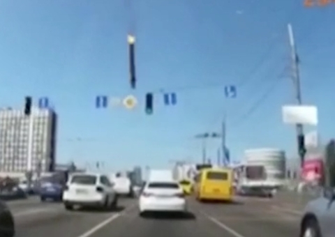 Vídeo: parte de míssil cai no meio de avenida e quase atinge carros