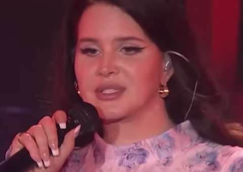 Integrante da equipe de Lana Del Rey tem celular roubado e xinga o Brasil