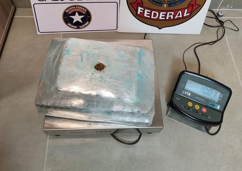 Passageira é presa após embarcar em Manaus com mala recheada de drogas