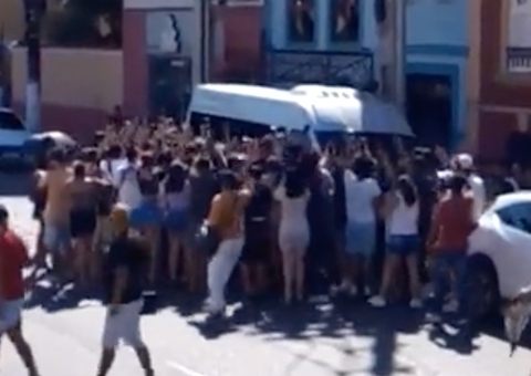 Influencer de Manaus aluga van e finge ser Lana Del Rey em frente a hotel no Centro 