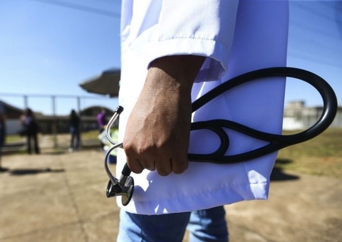 Comissão aprova MP do Mais Médicos e reduz prazo para cobrar Revalida