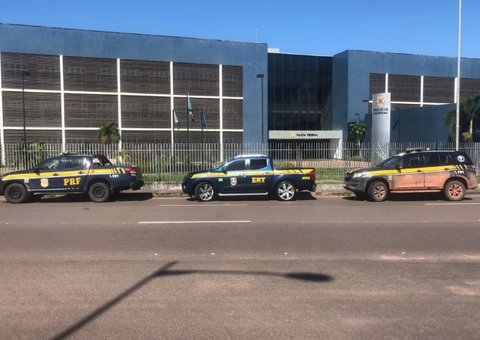 Homem é preso por adesivar caminhonete como viatura da PRF