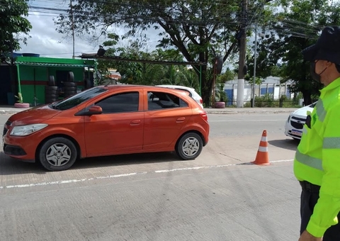 Carros são removidos para parqueamento por estacionarem de forma irregular em Manaus