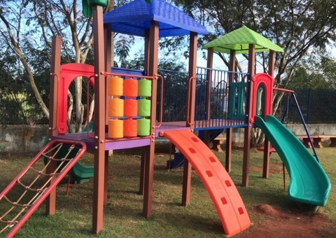 Menino de 7 anos quebra o pescoço e morre ao cair de brinquedo em escola