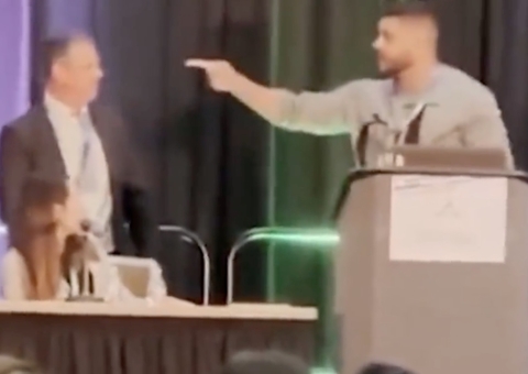 Homem invade palestra nos EUA, dá soco em médico e cita abuso à esposa: 'No Brasil, te matava'