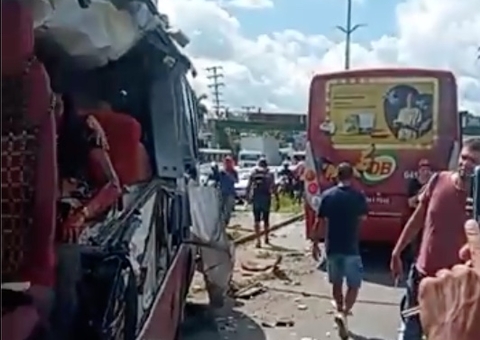 Acidente gravíssimo entre ônibus e micro-ônibus deixa vários feridos em Manaus