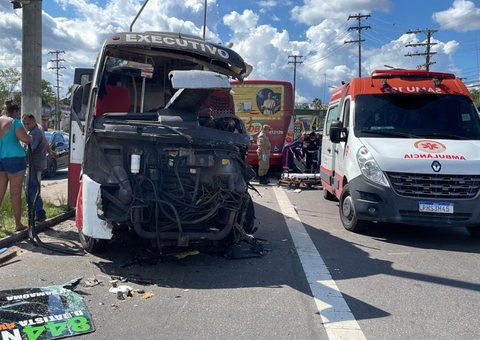 Seis ficam feridos em grave acidente entre ônibus e micro-ônibus em Manaus