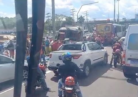 Micro-ônibus invade contramão e atinge ônibus na Torquato durante acidente; vídeo