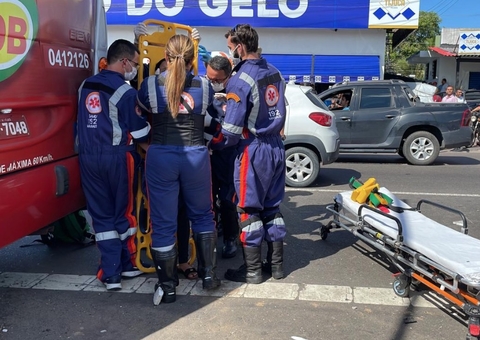 Passageiro está em estado grave após acidente entre ônibus e micro-ônibus em Manaus