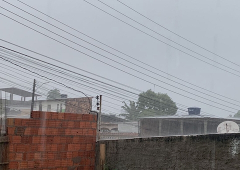 Manaus amanhace sob forte chuva e ventania neste sábado 