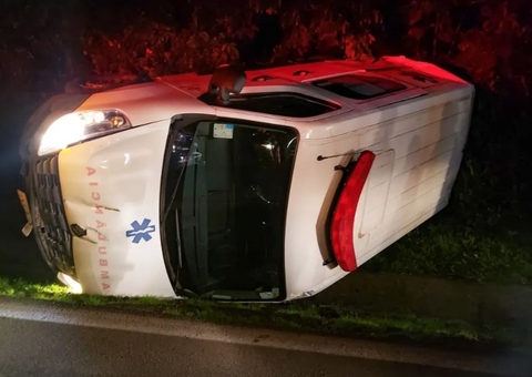 Embriagado, jovem sem CNH rouba ambulância e capota veículo 